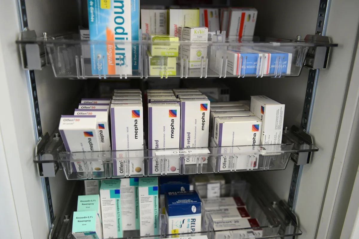 Ein Kasten gefüllt mit Medikamenten.